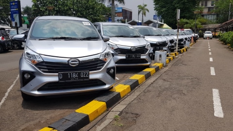 Beberapa unit test New Daihatsu Sigra terpakir di Stasiun Kereta Api Bandung. Foto: Daihatsu