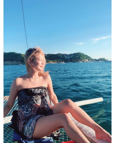 Hyoyeon menikmati laut Boracay yang berwarna biru jernih. Foto: Instagram @watasiwahyo