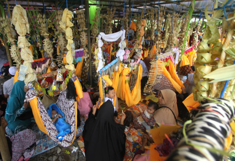 Warga mengikuti acara Baayun untuk memperingati Maulid Nabi Muhammad SAW di halaman Kubah Habib Basirih, Banjarmasin, Kalimantan Selatan, Sabtu (9/11).  Foto: ANTARA FOTO/Nyoman Hendra Wibowo