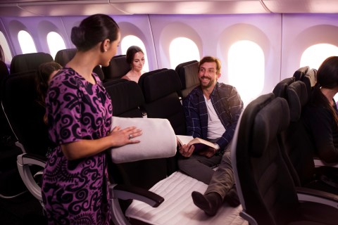 Ilustrasi pramugari menawarkan bantuan pada penumpang  Foto: Dok. Air New Zealand