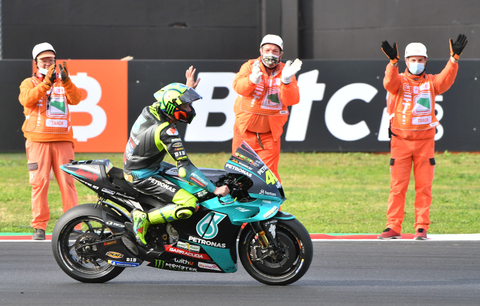 Selebrasi Valentino Rossi usai balapan MotoGP Emilia Romagna 2021 di Misano World Circuit Marco Simoncelli, Misano Adriatico, Italia, pada Minggu (24/10). Foto: Jennifer Lorenzini/Reuters