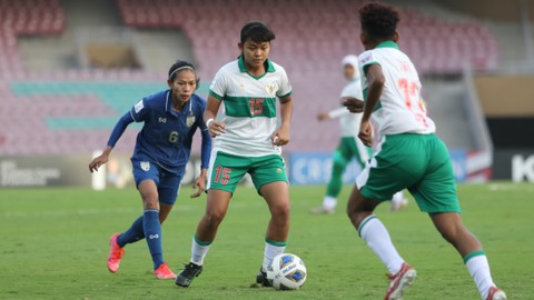 Pemain Timnas putri Indonesia Helsya Maeisyaroh duel dengan dibayangi pemain Timnas putri Thailand Pikul Khueanpet saat pertandingan Grup B Piala Asia 2022 di DY Patil Stadion, Navi Mumbai, India, Senin (24/1/2022). Foto: Humas PSSI/Antara Foto