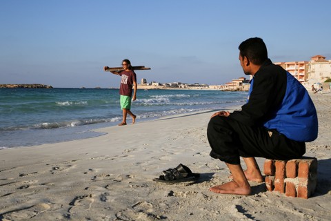 Shaheer Maged, seorang pembuat furnitur membawa papan kayu dari kapal yang tenggelam untuk di daur ulang menjadi furnitur di kota pesisir Alexandria, Mesir.  Foto: Hanaa Habib/REUTERS