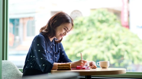 Ilustrasi perempuan menulis buku harian untuk mengelola stres. Foto: Shutter Stock