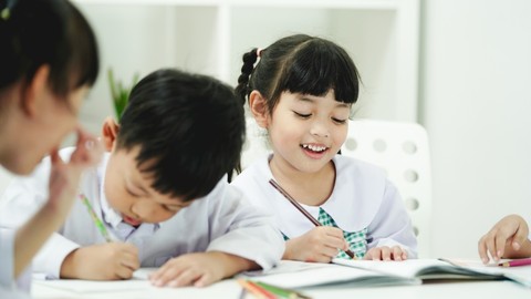 Ilustrasi anak belajar di sekolah. Foto: Shutter Stock