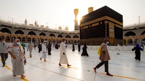 Jemaah haji menjaga jarak sosial saat melakukan tawaf wada, di Makkah, Arab Saudi, (2/8/2020) akibat pandemi Covid-19. Foto: Kementerian Media Arab Saudi