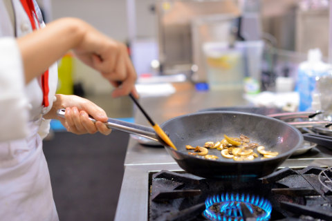 Ilustrasi Memasak Jamur Foto: Shutterstock/Prarinya