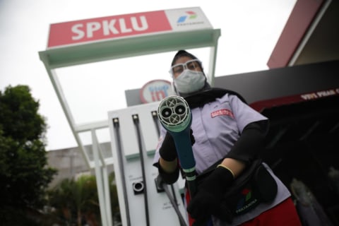 Petugas menunjukan cara pengisian daya listrik untuk kendaraan bermotor di Stasiun Pengisian Kendaraan Listrik Umum (SPKLU) komersial pertama PT Pertamina (Persero) di Fatmawati, Jakarta Selatan. Foto: Aditia Noviansyah/kumparan