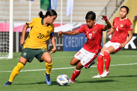 Pemain Timnas putri Indonesia Vivi Oktavia Riski (tengah) berebut bola dengan pemain Timnas putri Australia Samantha Kerr (kiri) dalam laga Grup B Piala Asia 2022 di Stadion Mumbai Football Arena, Mumbai, India, Jumat (21/1/2022). Foto: AFC/HO ANTARA FOTO