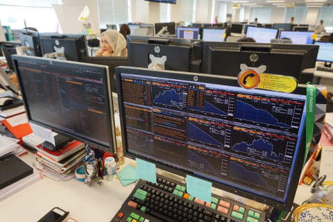 Pantauan IHSG di layar monitor May Bank. Foto: Aditia Noviansyah/kumparan