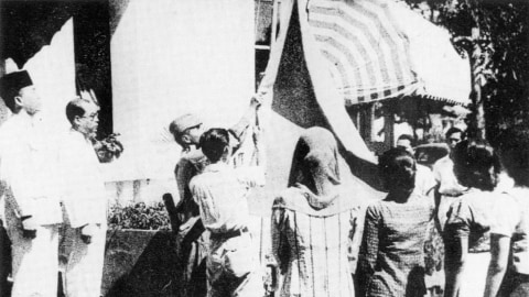 Pengibaran bendera usai Proklamasi dibacakan. Foto: ANRI