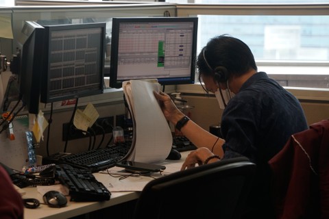Karyawan mengamati pergerakan harga saham di Profindo Sekuritas, Jakarta, Senin (6/9). Foto: Iqbal Firdaus/kumparan