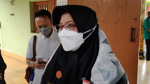 Kepala Dinkes Kota Yogyakarta Emma Rahmi Aryani dsaat meninjau vaksinasi di Museum Diponegoro, Kota Yogyakarta, Rabu (19/1/2022). Foto: Arfiansyah Panji Purnandaru/kumparan