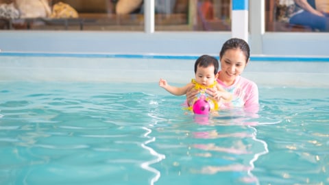 Ilustrasi anak bayi berenang. Foto: Shutterstock