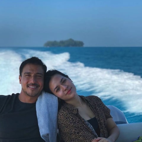 Potret liburan Hamish Daud dan Raisa di Pulau Seribu Foto: Instagram @hamishdw