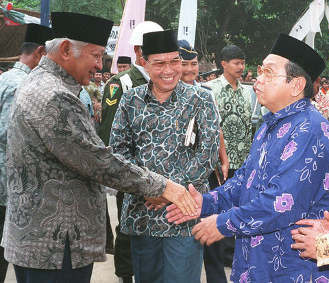 Presiden Indonesia Suharto (kiri) disambut oleh ketua organisasi massa Islam terbesar di Indonesia, Nahdlatul Ulama (NU) Abdurrahman Wahid, yang dikenal sebagai Gus Dur, dalam pertemuan pesantren 02 November 1996. Foto: ANATARA / AFP