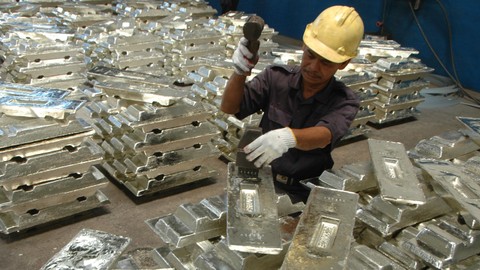 Aktivitas di pabrik PT Timah (Persero) Tbk (TINS). Foto: PT Timah 