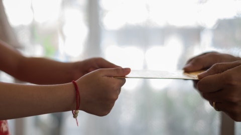 Ilustrasi memberi amplop saat pemilu Foto: Shutterstock