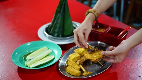 Nasi Uduk Pecel Ayam. Foto: Mela Nurhidayati Syamsiyah/Kumparan