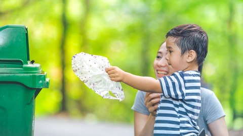 Ilustrasi anak belajar membuang sampah. Foto: Shutter Stock