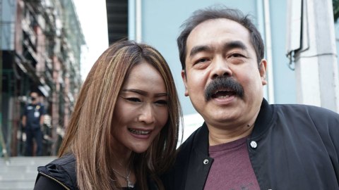 Penyanyi dangdut Inul Daratista bersama suaminya Adam Suseno saat ditemui dikawasan Tendean, Jakarta, Jumat, (21/8/2020). Foto: Ronny