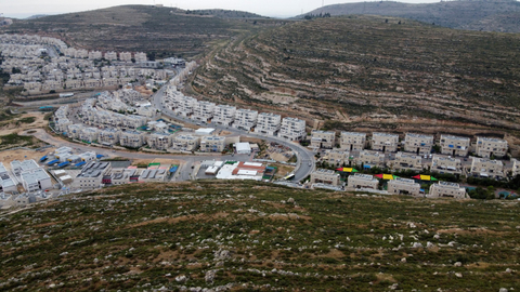 Foto udara permukiman Yahudi di Givat Zeev, dekat kota Ramallah, Tepi Barat yang diduduki Israel pada 13 Mei 2020. Foto: AHMAD GHARABLI / AFP