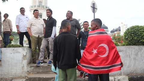 Sejumlah orang memegang bendera Bulan-Bintang saat Milad Gerakan Aceh Merdeka (GAM), di Masjid Raya Baiturrahman Banda Aceh, Jumat (4/12). Foto: Dok. Istimewa