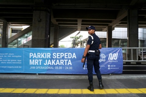 Petugas keamanan yang berjaga di parkir sepeda stasiun MRT Cipete, Jakarta. Foto: Nugroho Sejati/kumparan