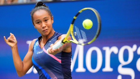 Leylah Fernandez mengembalikkan bola pada pertandingan final US Open melawan Emma Raducanu di USTA Billie Jean King National Tennis Center.  Foto: Robert Deutsch/USA Today/via REUTERS
