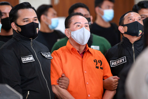 Terpidana kasus korupsi pengalihan hak tagih (cessie) Bank Bali Djoko Tjandra (tengah) dibawa petugas Kepolisian. Foto: M Risyal Hidayat/Antara Foto