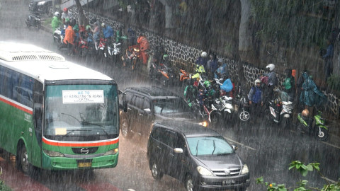 Cuaca Hari Ini: Waspada Hujan Disertai Angin Kencang di Jaksel hingga Jakut