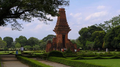 Salah satu peninggalan kerajaan Majapahit, Candi Bajang Ratu. Foto: Tirta Sujata/Shutterstock