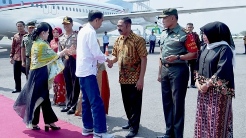 Gaya Jokowi Yang Pakai Celana Jeans Dan Sepatu Kets Saat Mudik Kumparan Com