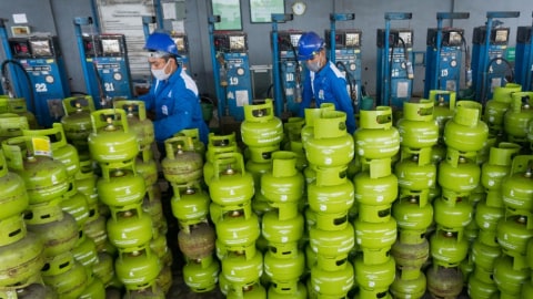 Pertamina menyalurkan BBM & LPG di lokasi banjir di Wilayah Jepara dan Kudus.
Foto: Pertamina