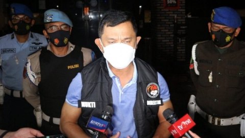 Direktur Reserse Narkoba Polda Metro Jaya Kombes Pol Mukti Juharsa (tengah) berikan keterangan kepada media usai razia protokol kesehatan di Vote Bar, Pantai Indah Kapuk. Foto: Fianda Sjofjan Rassat/Antara