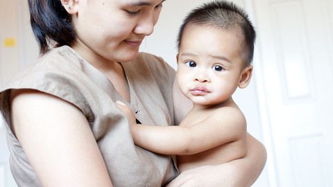 Ilustrasi bayi digendong  Foto: Shutter Stock
