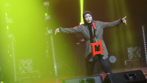 Penampilan Tantri saat konser Grup Band Kotak di Taman Ismail Marzuki, Selasa (24/7). Foto: Munady Widjaja 