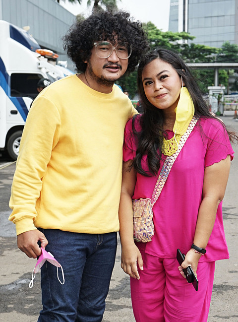 Artis Isa Bajaj bersama Istrinya Rahayu saat ditemui dikawasan Tendean, Jakarta, Kamis, (21/1/2021). Foto: Ronny