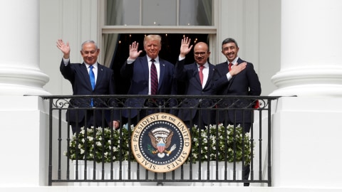 Menteri Luar Negeri Bahrain Abdullatif Al Zayani, Perdana Menteri Israel Benjamin Netanyahu, Presiden AS Donald Trump dan Menteri Luar Negeri UEA Abdullah bin Zayed usai melakukan perjanjian damai Israel, UEA, dan Bahrain. Foto: Tom Brenner/REUTERS