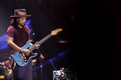 Grup band Gugun Blues Shelter (GBS) tampil di hari pertama acara Musik Untuk Republik di Bumi Perkemahan Cibubur, Depok, Jawa Barat. Foto: ANTARA FOTO/Asprilla Dwi Adha