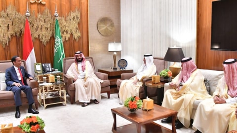 Presiden Jokowi (kiri) saat bertemu Putra Mahkota Arab Saudi Mohammed bin Salman (kedua kiri). Foto: Dok. Istimewa