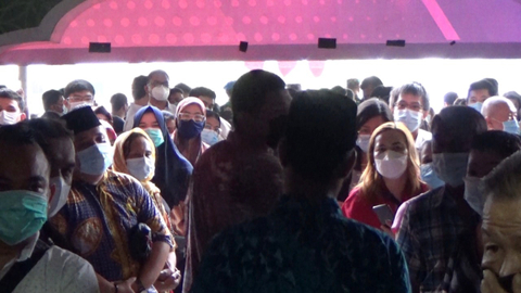 Kala Bobby Kewalahan Atur Kerumunan saat Vaksinasi di Lanud Soewondo, Medan (2)