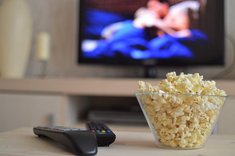 Ilustrasi menonton TV. Foto: Shutter Stock