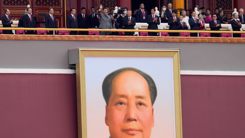Presiden China Xi Jinping melambai di atas potret besar mendiang pemimpin Mao Zedong, saat peringatan 100 tahun berdirinya Partai Komunis China di Lapangan Tiananmen di Beijing, China, Kamis (7/1). Foto: Ng Han Guan/AP Photo