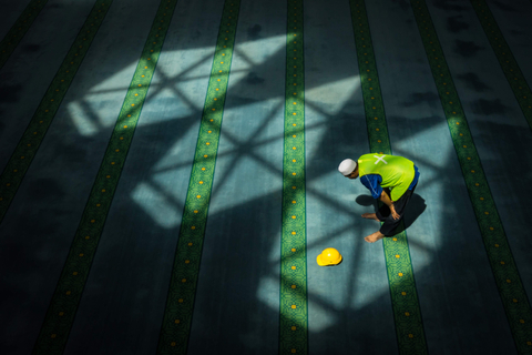 Ilustrasi pekerja proyek saat salat. Foto: Shutter Stock