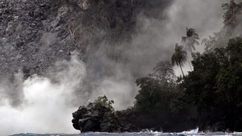 Material vulkanik gunung api Karangetang terpantau dari laut bagian barat Pulau Siau, Kabupaten Kepulauan Sitaro, Sulawesi Utara, Kamis (7/2). Foto: ANTARA FOTO/Adwit B Pramono