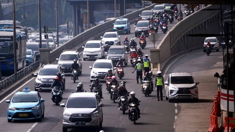 Polisi Tegaskan Mobil Berpelat Merah Bebas Dari Aturan Ganjil Genap Kumparan Com