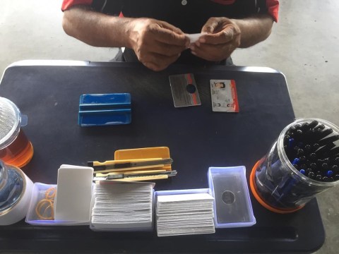 Proses laminating SIM yang telah jadi dengan biaya Rp 10 ribu per kartu. Foto: dok. Istimewa