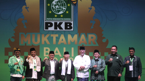 Wakil Presiden terpilih Ma'ruf Amin (keempat kiri), Ketua Dewan Syuro PKB Dimyati Rois (keempat kanan), Ketua Umum PKB Muhaimin Iskandar (ketiga kiri), berfoto saat penutupan Muktamar PKB 2019 di Bali, Rabu (21/8). Foto: ANTARA FOTO/Fikri Yusuf