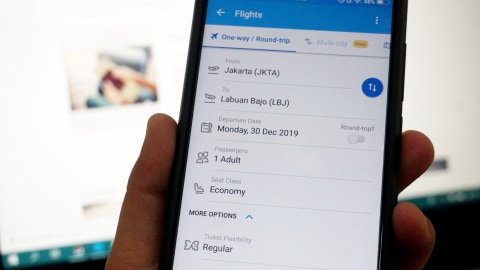 Ilustrasi mengunakan aplikasi pesan tiket pesawat untuk traveling. Foto: Melly Meiliani/kumparan